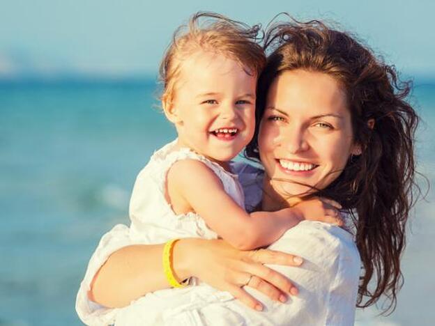 Madre e hija en la playa/GTRES