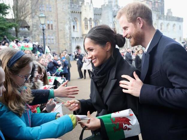 Meghan Markle y el Príncipe Harry durante su visita a Cardiff