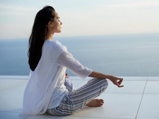 Mujer haciendo yoga/GTRES