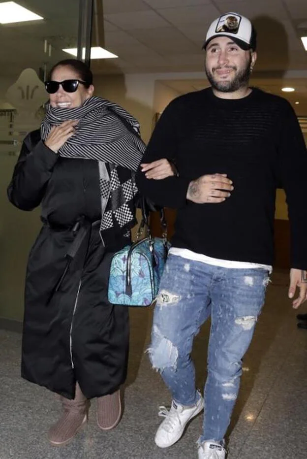 Isabel Pantoja junto a su hijo Kiko Rivera a la salida del hospital./gtres