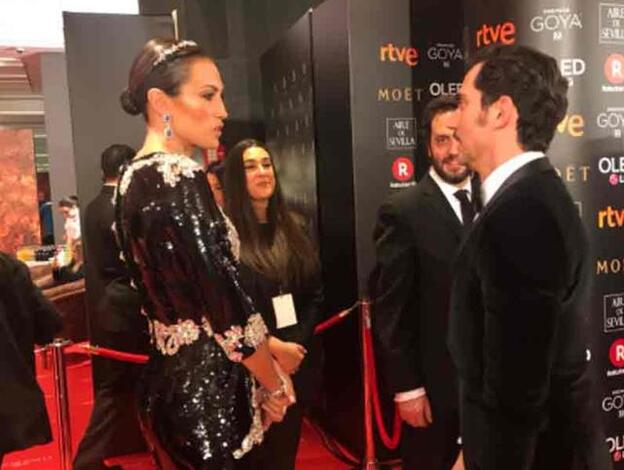 Nieves Álvarez charla con Paco León en el 'backstage' de los Premios Goya 2018.