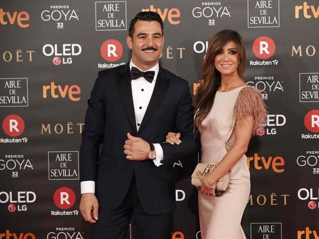 Antonio Velázquez posa con Marta González en la alfombra roja de los Premios Goya 2018./gtres.