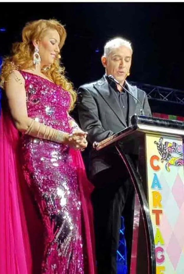 Kiko Hernández y Sandra Bruman durante el pregón del Caranaval de Cartagena 2018./instagram.