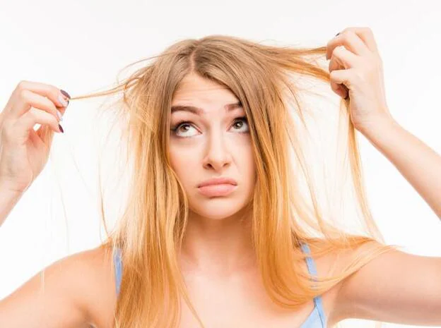 El encrespamiento del pelo se produce por la falta de hidratación./Adobe Stock