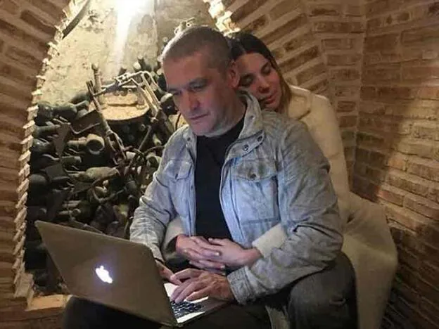 María Lapiedra y Gustavo González en una imagen cariñosa de sus redes sociales./instagram.