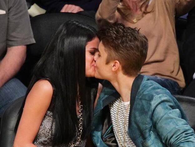 Selena Gómez y Justin Bieber besándose. Fotografía de 2012, en Los Ángeles./getty