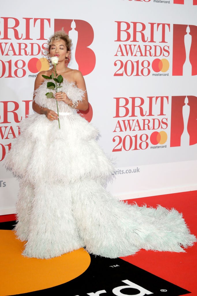 El look de Rita Ora en la alfombra roja de los Brit Awards 2018