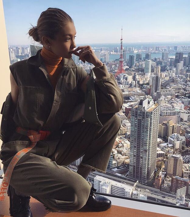 Gigi Hadid, con mono caqui