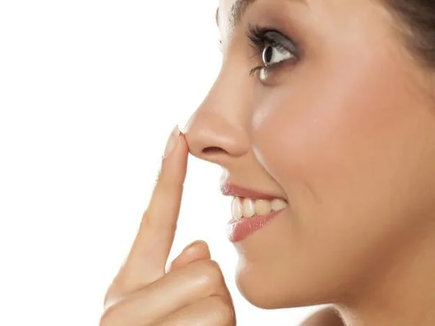 Ya puedes modificar tu nariz, sin pasar por el quirófano, gracias a la medicina estética./Adobe Stock
