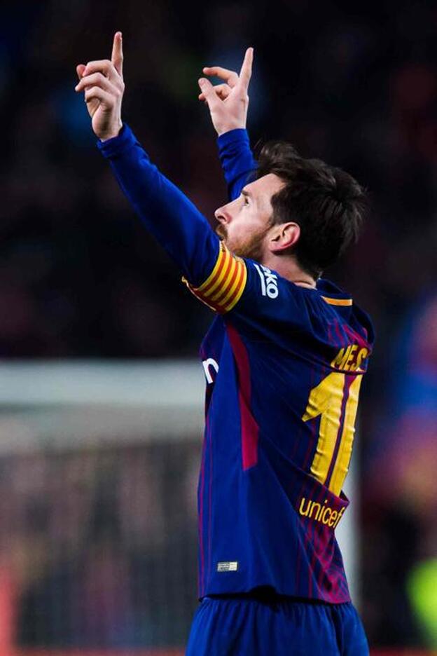 Leo Messi señala al cielo tras marcar uno de los dos goles contra el Girona./getty images.