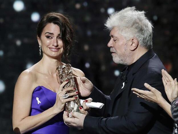 La actriz recibiendo el premio. Ya puedes ver su look completo y otros de la alfombra roja de los Premios César 2018./Cordon press