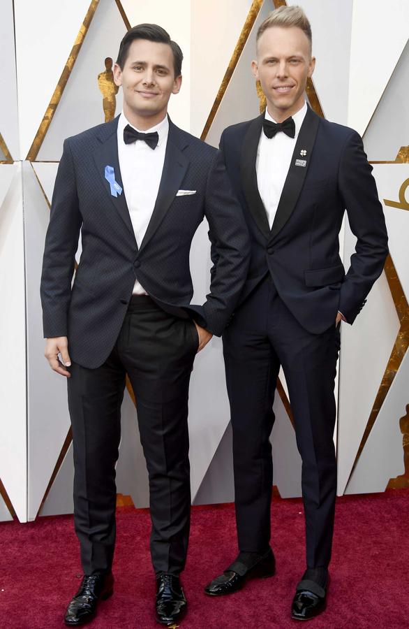 Parejas en la alfombra roja de los Premios Oscar 2018: Benj Pasek y Justin Paul