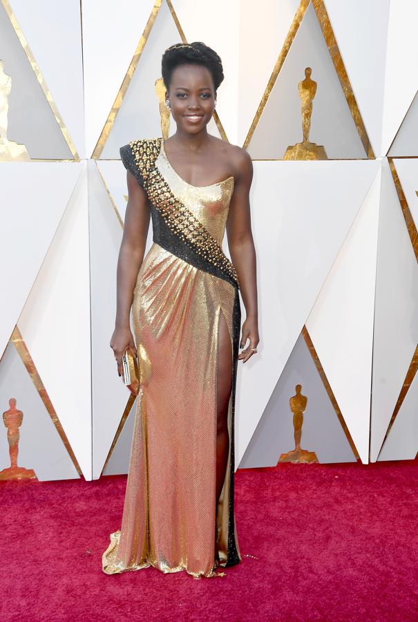 Todos los looks de la alfombra roja de los Premios Oscar: Lupita Nyong'o