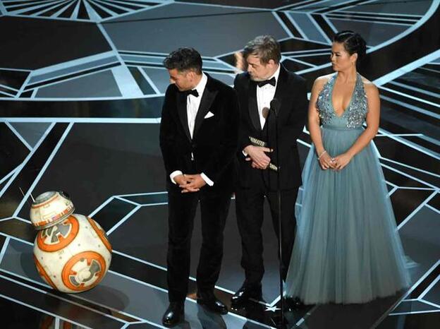 Oscar Isaac, Mark Hamill y Kelly Marie Tran se sorprenden ante la presencia en el escenario de los Premios Oscar 2018 de BB-8 en el homenaje a 'Star Wars'. Pincha para ver la alfombra roja./getty images.