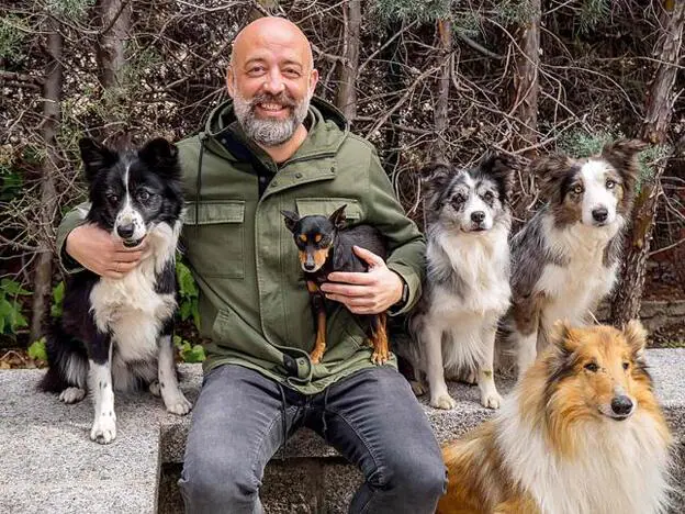 Goyo Jiménez rodeado de sus perros./m. vaquero.