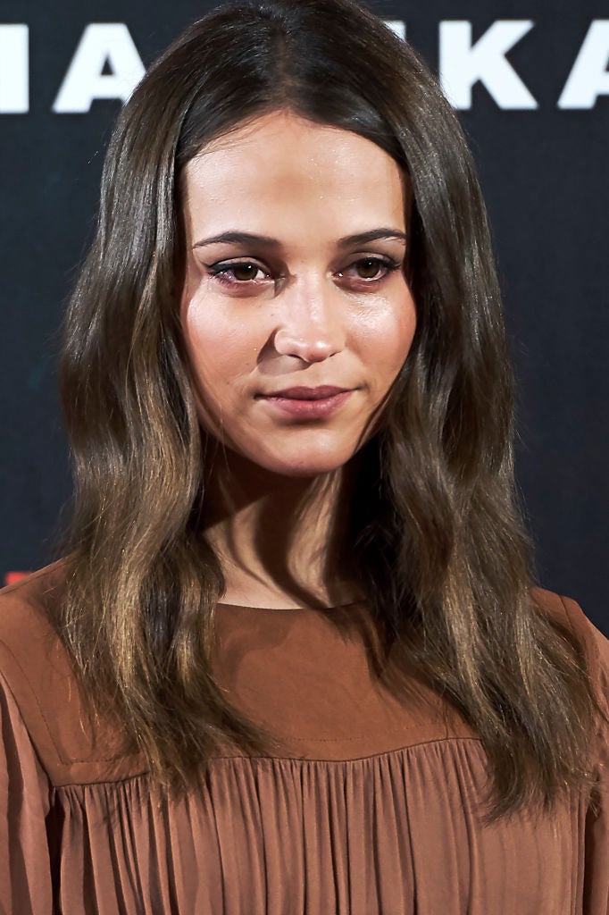 Alicia Vikander con melena suelta y ondas ligeras