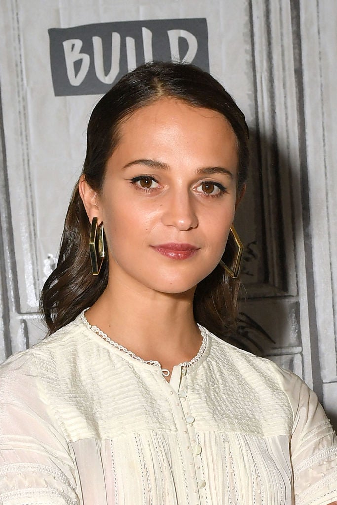 Alicia Vikander con el pelo suelto pulido