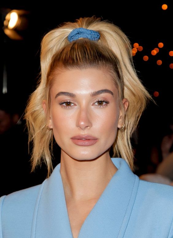 Cómo llevar coletero sin perder factor chic: Hailey Baldwin