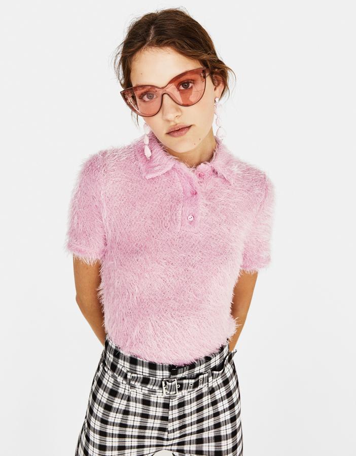 Jersey rosa de pelo con cuello de polo de Bershka (15,99 euros)