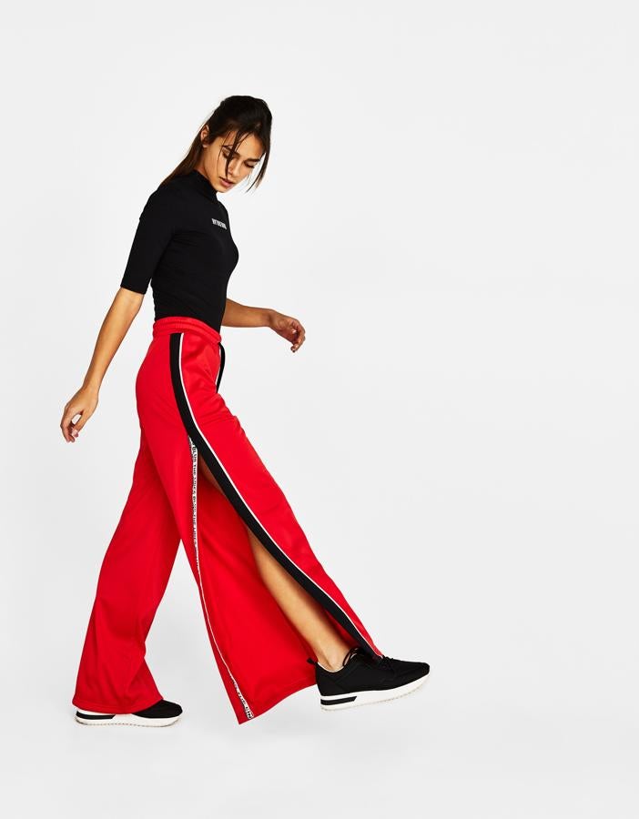 Pantalón con corchetes de Bershka (25,99 euros)