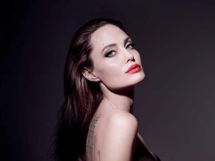 Angelina Jolie se une a Guerlain en recuerdo a su madre
