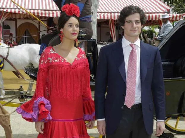 El duque de Húescar y Sofía Palazuelo en la Feria de Abril de 2017./gtres.