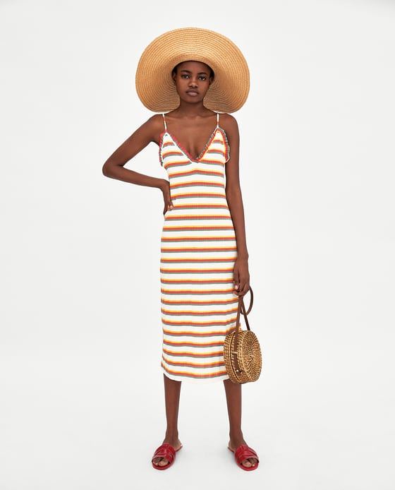 Vestido de rayas horizontales con los colores del arcoíris de Zara (15,95 euros)