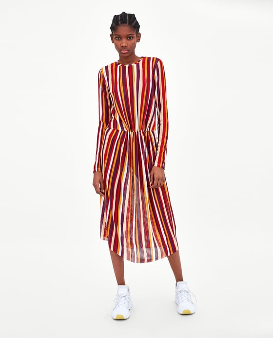 Vestido de rayas verticales con los colores del arcoíris de Zara (17,95 euros)