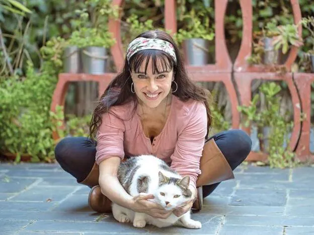 Beatriz Rico posa con uno de sus gatos para 'Corazón'./m.vaquero.