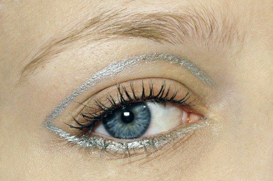 Cuatro tendencias de maquillaje que llevarás sí o sí este verano: Grafismos a lápiz