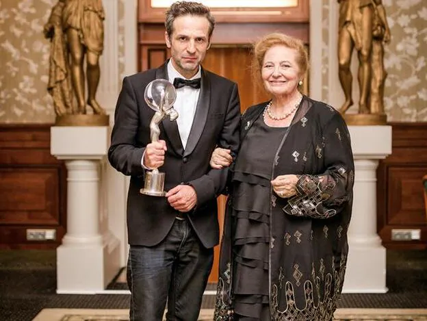 Madre e hijo recogieron eI Globo al mejor documental en el festival de cine de Karlovy Vary (Chequia).