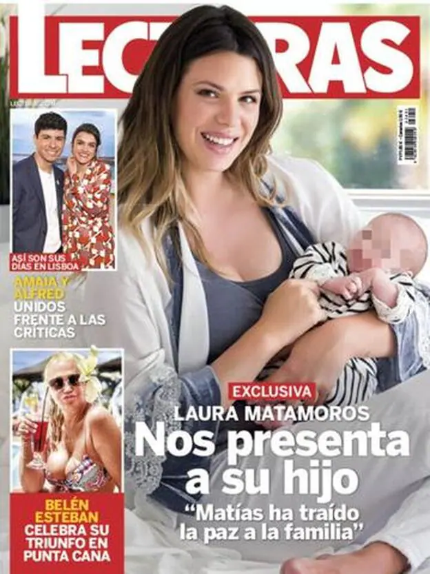 Laura Matamoros posando con su hijo en la portada de 'Lecturas'.