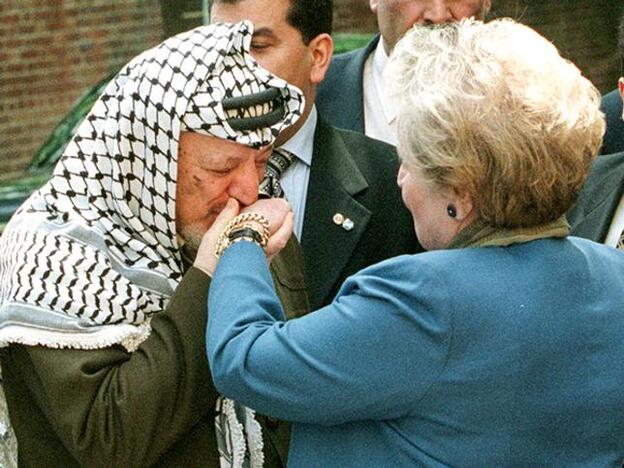 Madeleine Albright en 2000, recibió en su casa de Georgetown a Yasir Arafat.