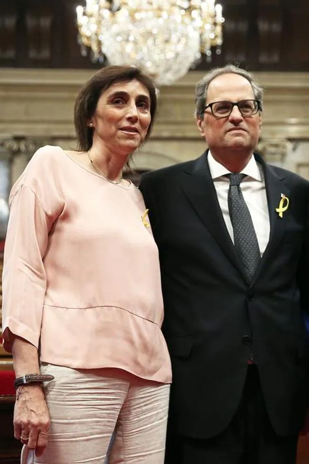 Quim Torra junto a su mujer, Carola Miró i Bedós, tras la investidura./gtres.