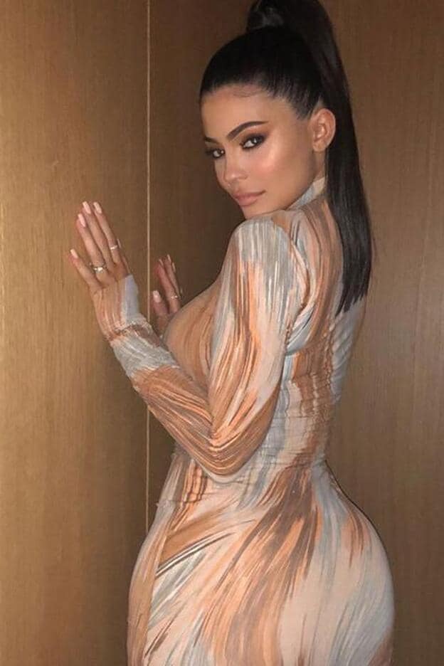 Se puede ver el anillo de compromiso de Kylie Jenner en su mano izquierda./instagram.