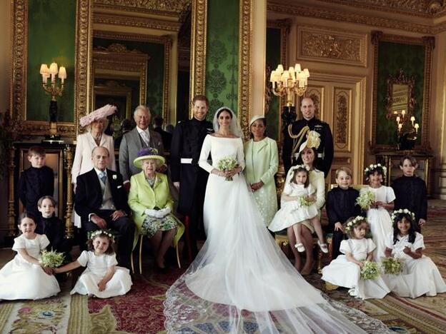 Los novios junto a la Reina de Inglaterra, su marido Felipe de Edimburgo, Carlos y Camilla, los duques de Cambridge, Dorian Raglan (la madre de Meghan) y los pajes y damas de la boda