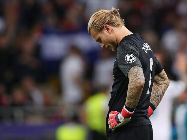 Loris Karius destrozado tras uno de sus fallos con el Liverpool en la final de Champiosn League contra el Real Madrid./gtres.