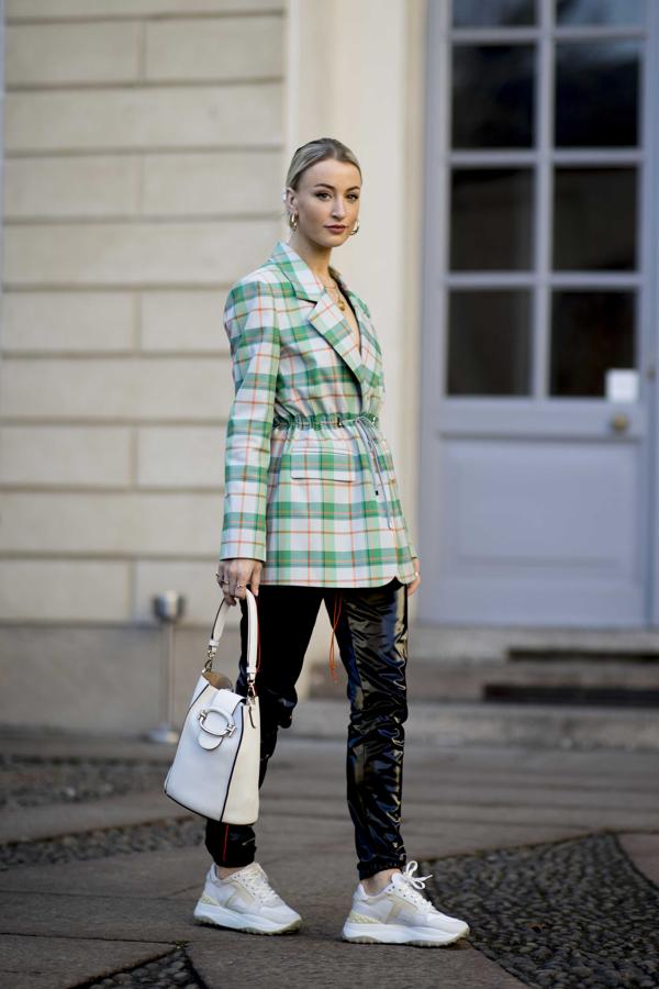 Cómo llevar una blazer según el street style.