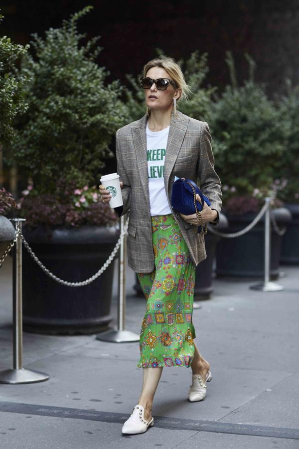 Cómo llevar una blazer según el street style.