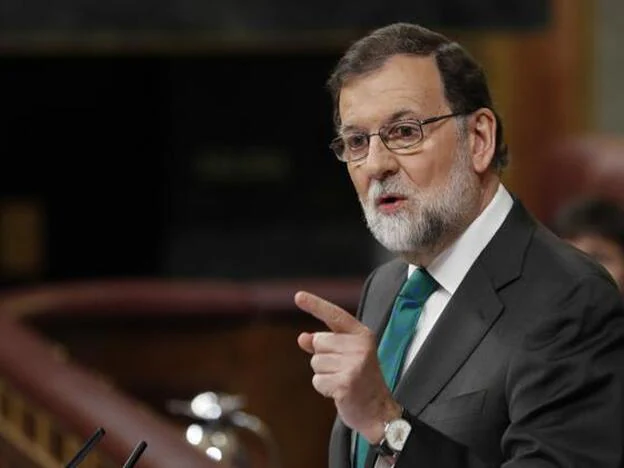 Mariano Rajoy ha alegido una corbata verde con unos dibujos muy peculiares./Gtresonline