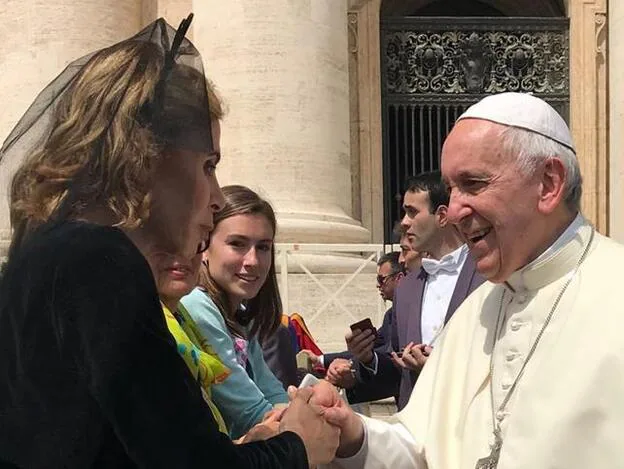 Ágatha Ruiz de la Prada saluda al Papa Francisco en el Vaticano./instagram.