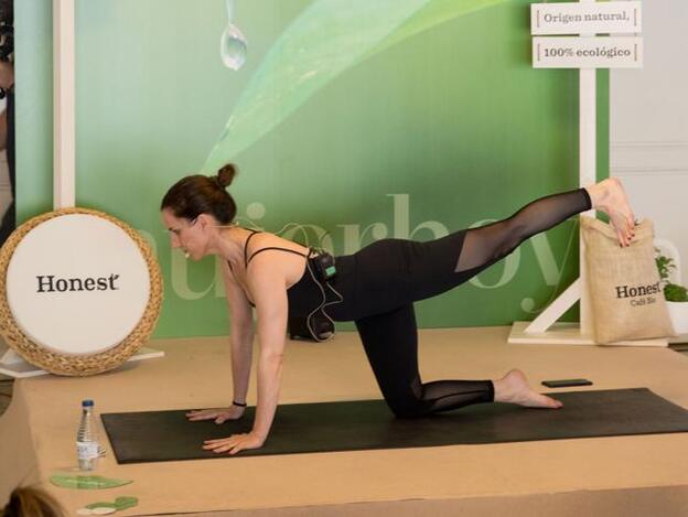 La experta en yoga Mercedes de la Rosa durante su clase.