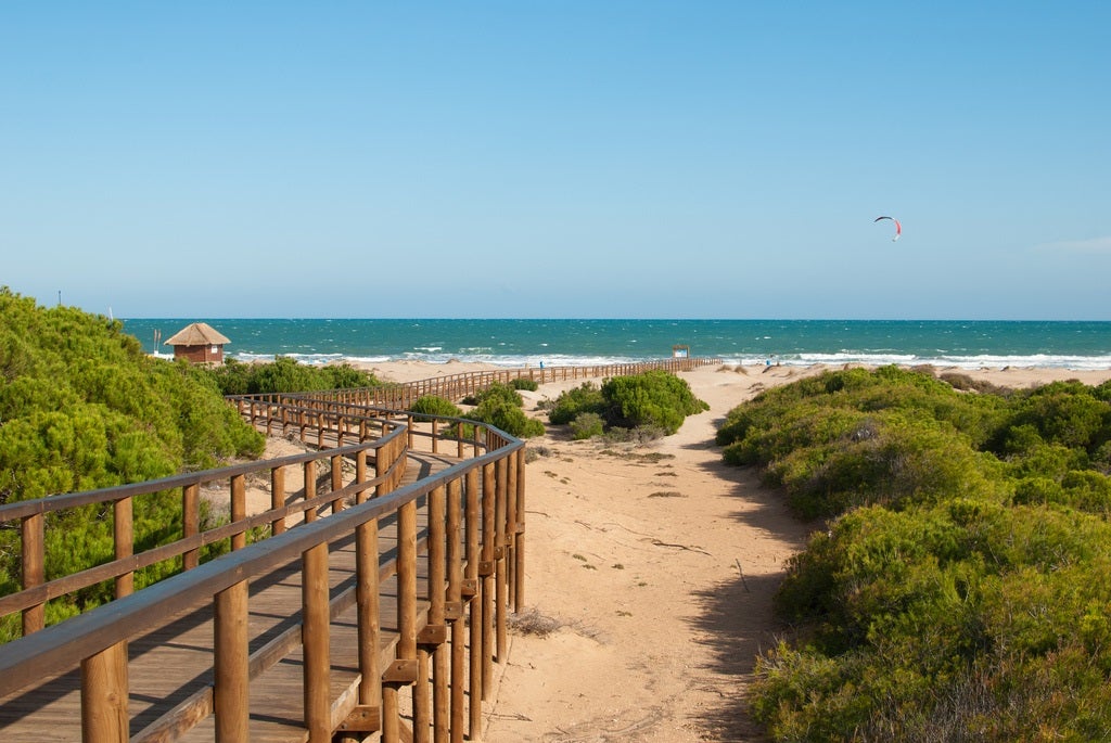 Las 10 playas más bonitas de Valencia: Playa Arenales del Sol