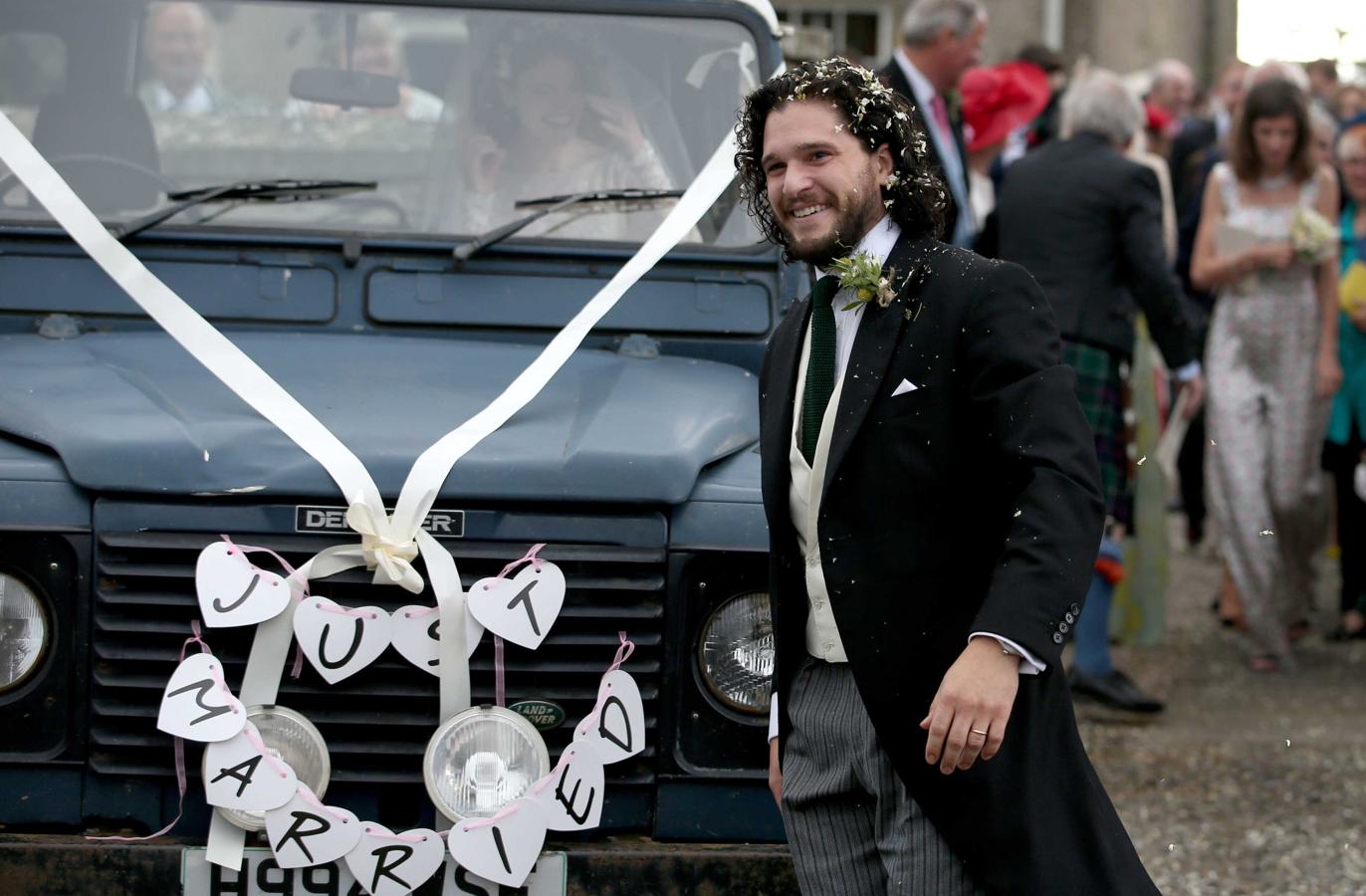 Kit Harington subiéndose al coche