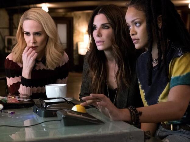 Tammy (Paulson), Debbie (Bullock) y Nine Ball (Rihanna), 'hacker' de la banda