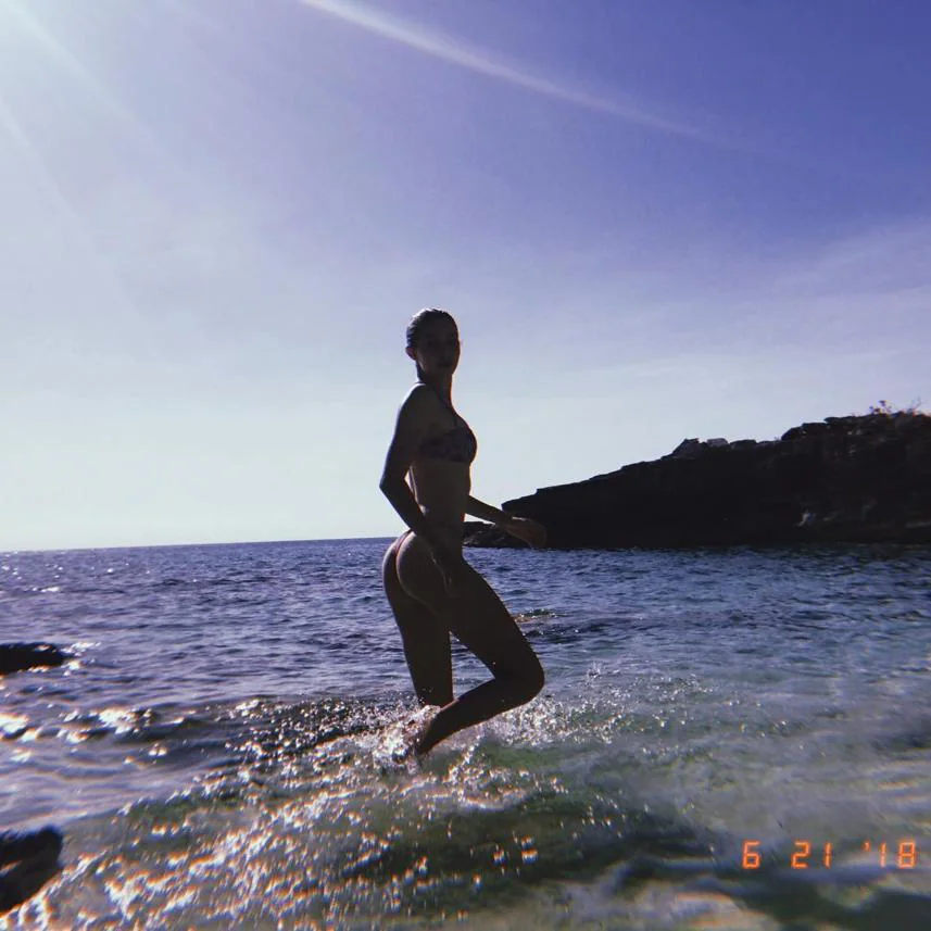 Look de playa: Gigi Hadid, a contraluz