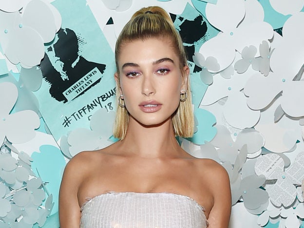 Hailey Baldwin se atreve a combinar este peinado hasta con vestido de lentejuelas.