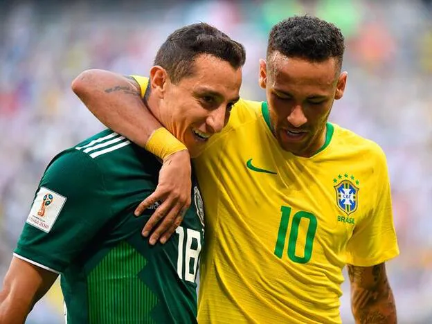 Andrés Guardado y Neymar en el partido de octavos de final del Mundial de Rusia 2018./corodn press.