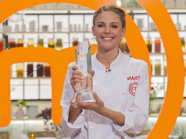 Marta Varona con el trofeo que la acredita como ganadora de 'Masterchef 6'./tve