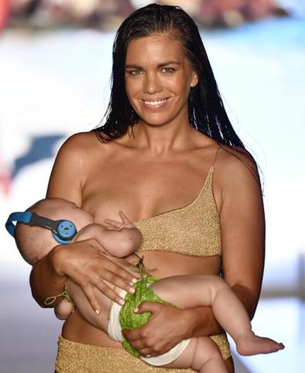 Mara Marin con el bebé en brazos./Getty images.